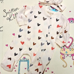 Бебешки гащеризон в екрю на сърчица с лента за коса Бебешки гащеризон в екрю на сърчица с лента за коса