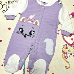 Бебешки памучен гащеризон в лилаво и бяло с КОТЕ Бебешки памучен гащеризон в лилаво и бяло с КОТЕ