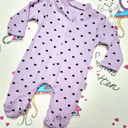 Бебешки памучен гащеризон в лилаво със сърчица