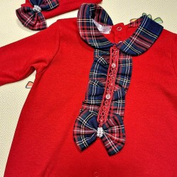 Бебешки Коледен гащеризон в червено каре с шапка