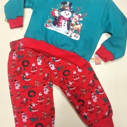 Коледен детски комплект в зелено и червено СНЕЖКО С ШАПКА Коледен детски комплект в зелено и червено СНЕЖКО С ШАПКА