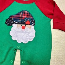 Бебешки Коледен гащеризон в зелено с шапка Дядо Коледа Бебешки Коледен гащеризон в зелено с шапка Дядо Коледа