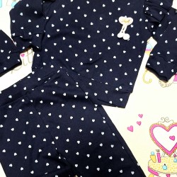 Бебешки комплект в тъмносиньо на бели сърчица с шапка