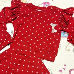 Бебешки комплект в червено на бели сърчица с шапка