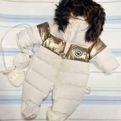 Бебешки пухкав космонавт в бяло с качулка с пух и ръкавички Бебешки пухкав космонавт в бяло с качулка с пух и ръкавички