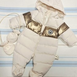 Бебешки пухкав космонавт в бяло с качулка с пух и ръкавички