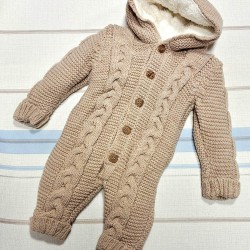 Пухкав плетен космонавт/гащеризон в бежово/кафяво с качулка