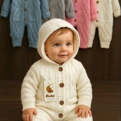 Пухкав плетен космонавт/гащеризон в бяло с качулка Пухкав плетен космонавт/гащеризон в бяло с качулка