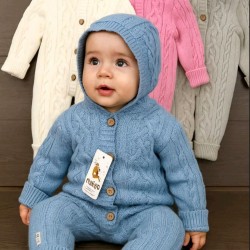 Пухкав плетен космонавт/гащеризон в светло синьо с качулка Пухкав плетен космонавт/гащеризон в светло синьо с качулка