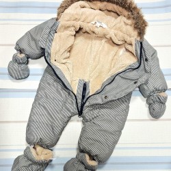 Бебешки пухкав космонавт с качулка с КУЧЕНЦЕ