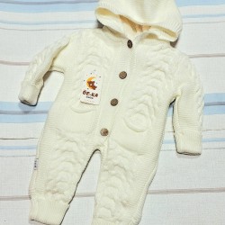 Пухкав плетен космонавт/гащеризон в бяло с качулка Пухкав плетен космонавт/гащеризон в бяло с качулка