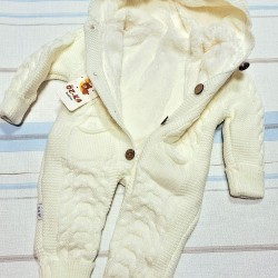 Пухкав плетен космонавт/гащеризон в бяло с качулка Пухкав плетен космонавт/гащеризон в бяло с качулка