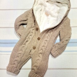 Пухкав плетен космонавт/гащеризон в бежово/кафяво с качулка Пухкав плетен космонавт/гащеризон в бежово/кафяво с качулка