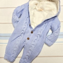 Пухкав плетен космонавт/гащеризон в светло синьо с качулка Пухкав плетен космонавт/гащеризон в светло синьо с качулка