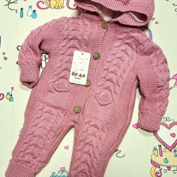 Пухкав плетен космонавт/гащеризон в розово с качулка Пухкав плетен космонавт/гащеризон в розово с качулка