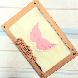 Бебешко плетено одеяло в бяло и розово с крилца в кутия