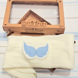 Бебешко плетено одеяло в бяло и синьо с крилца в кутия Бебешко плетено одеяло в бяло и синьо с крилца в кутия