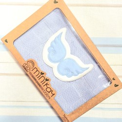 Бебешко плетено одеяло в синьо с крилца в кутия