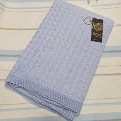 Бебешко пухкаво плетено одеяло в светло синьо Бебешко пухкаво плетено одеяло в светло синьо