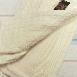 Бебешко пухкаво плетено одеяло в бяло с подплата Бебешко пухкаво плетено одеяло в бяло с подплата