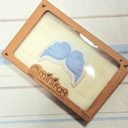 Бебешко плетено одеяло в бяло и синьо с крилца в кутия