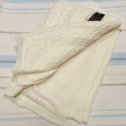 Бебешко пухкаво плетено одеяло в бяло с подплата Бебешко пухкаво плетено одеяло в бяло с подплата