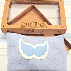 Бебешко плетено одеяло в синьо с крилца в кутия Бебешко плетено одеяло в синьо с крилца в кутия