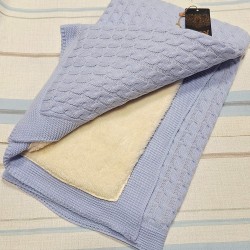 Бебешко пухкаво плетено одеяло в светло синьо Бебешко пухкаво плетено одеяло в светло синьо