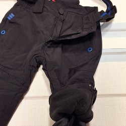 Детски гащеризон/панталон грейка за сняг и ски в черно и синьо Детски гащеризон/панталон грейка за сняг и ски в черно и синьо