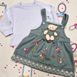 Детска рокля със сукман в зелено и бяла блуза с ИГРАЧКА
