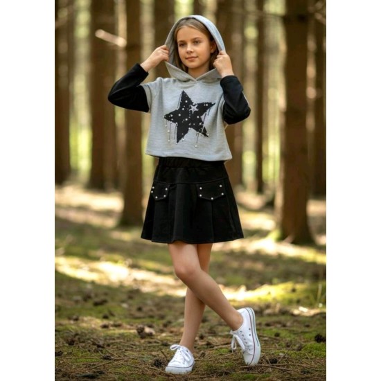 Детски модерен комплект в черно и сиво с пола и блуза  с качулка