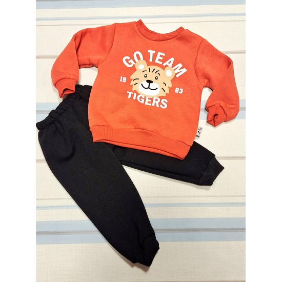 Детски ватиран комплект в оранжево с ТИГЪРЧЕ Детски ватиран комплект в оранжево с ТИГЪРЧЕ