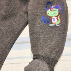 Ватирано детско долнище в сиво ДИНОЗАВЪРЧЕ