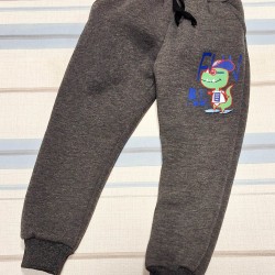 Ватирано детско долнище в сиво ДИНОЗАВЪРЧЕ Ватирано детско долнище в сиво ДИНОЗАВЪРЧЕ