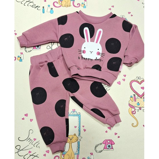 Бебешки ватиран комплект в тъмно розово на точки ЗАЙЧЕ Бебешки ватиран комплект в тъмно розово на точки ЗАЙЧЕ