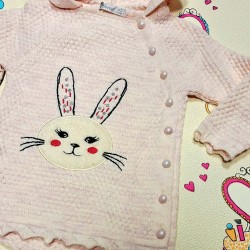 Детски плетен комплект в нежно розово ЗАЙЧЕ с качулка