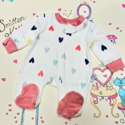 Бебешки мек плюшен гащеризон в бяло със СЪРЧИЦА Бебешки мек плюшен гащеризон в бяло със СЪРЧИЦА