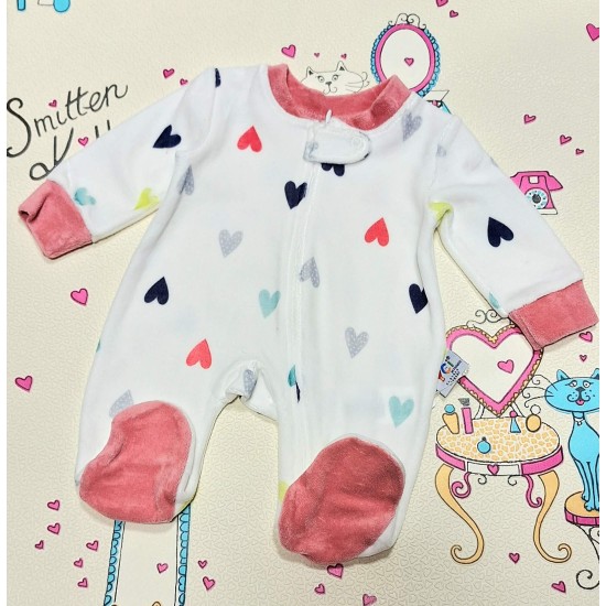 Бебешки мек плюшен гащеризон в бяло със СЪРЧИЦА Бебешки мек плюшен гащеризон в бяло със СЪРЧИЦА