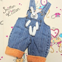 Бебешки ватиран дънков гащеризон с играчка зайче