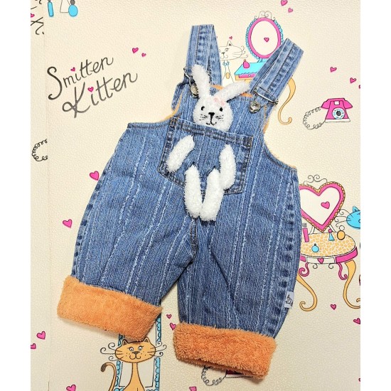 Бебешки ватиран дънков гащеризон с играчка зайче