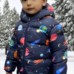 Детско зимно ватирано яке в тъмносиньо с ПЛАНЕТИ И РАКЕТИ Детско зимно ватирано яке в тъмносиньо с ПЛАНЕТИ И РАКЕТИ
