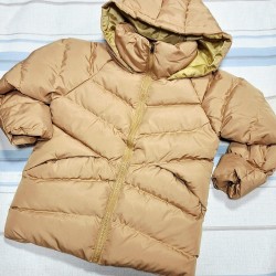 Детско зимно пухкаво яке в бежово с качулка и висока яка Детско зимно пухкаво яке в бежово с качулка и висока яка
