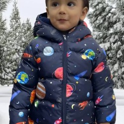 Детско зимно ватирано яке в тъмносиньо с ПЛАНЕТИ И РАКЕТИ Детско зимно ватирано яке в тъмносиньо с ПЛАНЕТИ И РАКЕТИ