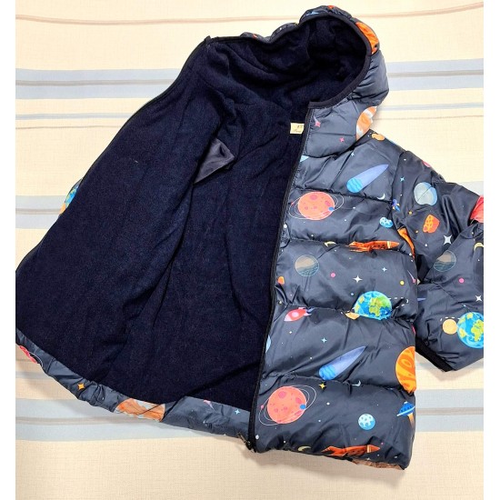 Детско зимно ватирано яке в тъмносиньо с ПЛАНЕТИ И РАКЕТИ Детско зимно ватирано яке в тъмносиньо с ПЛАНЕТИ И РАКЕТИ