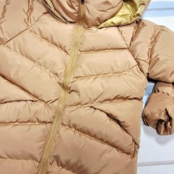 Детско зимно пухкаво яке в бежово с качулка и висока яка Детско зимно пухкаво яке в бежово с качулка и висока яка