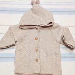 Бебешка плетена жилетка в бежово с качулка