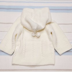 Бебешка плетена жилетка в бяло с качулка