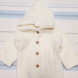 Бебешка плетена жилетка в бяло с качулка