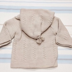 Бебешка плетена жилетка в бежово с качулка