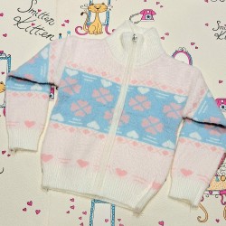 Детска много мека жилетка в бяло  с розови и сини СЪРЧИЦА